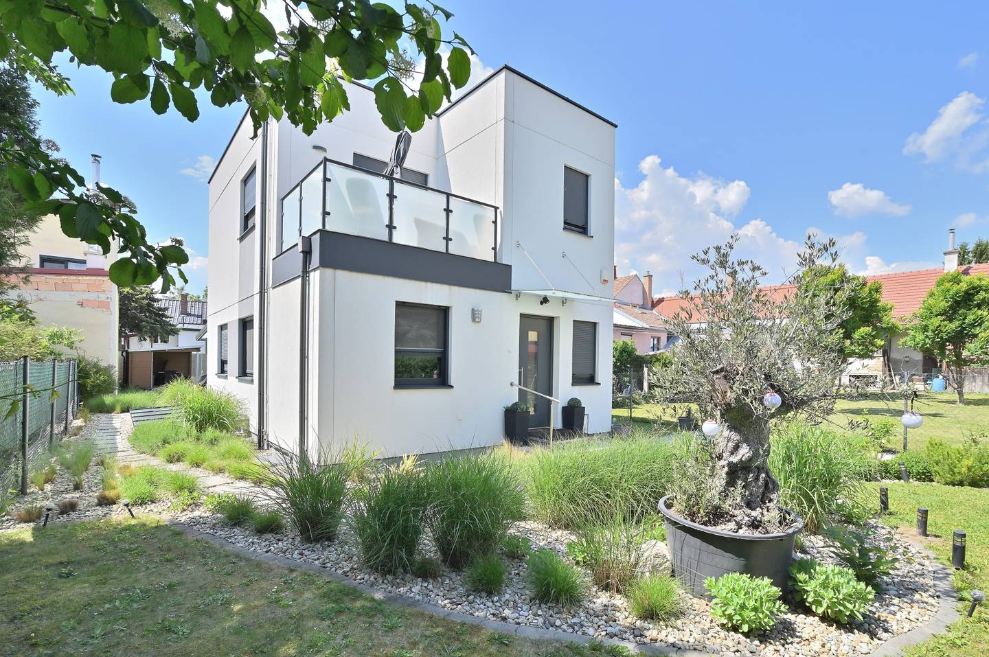 Single family home with sunny garden and parking space