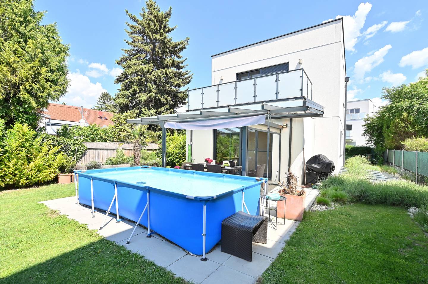 Single family home with sunny garden and parking space