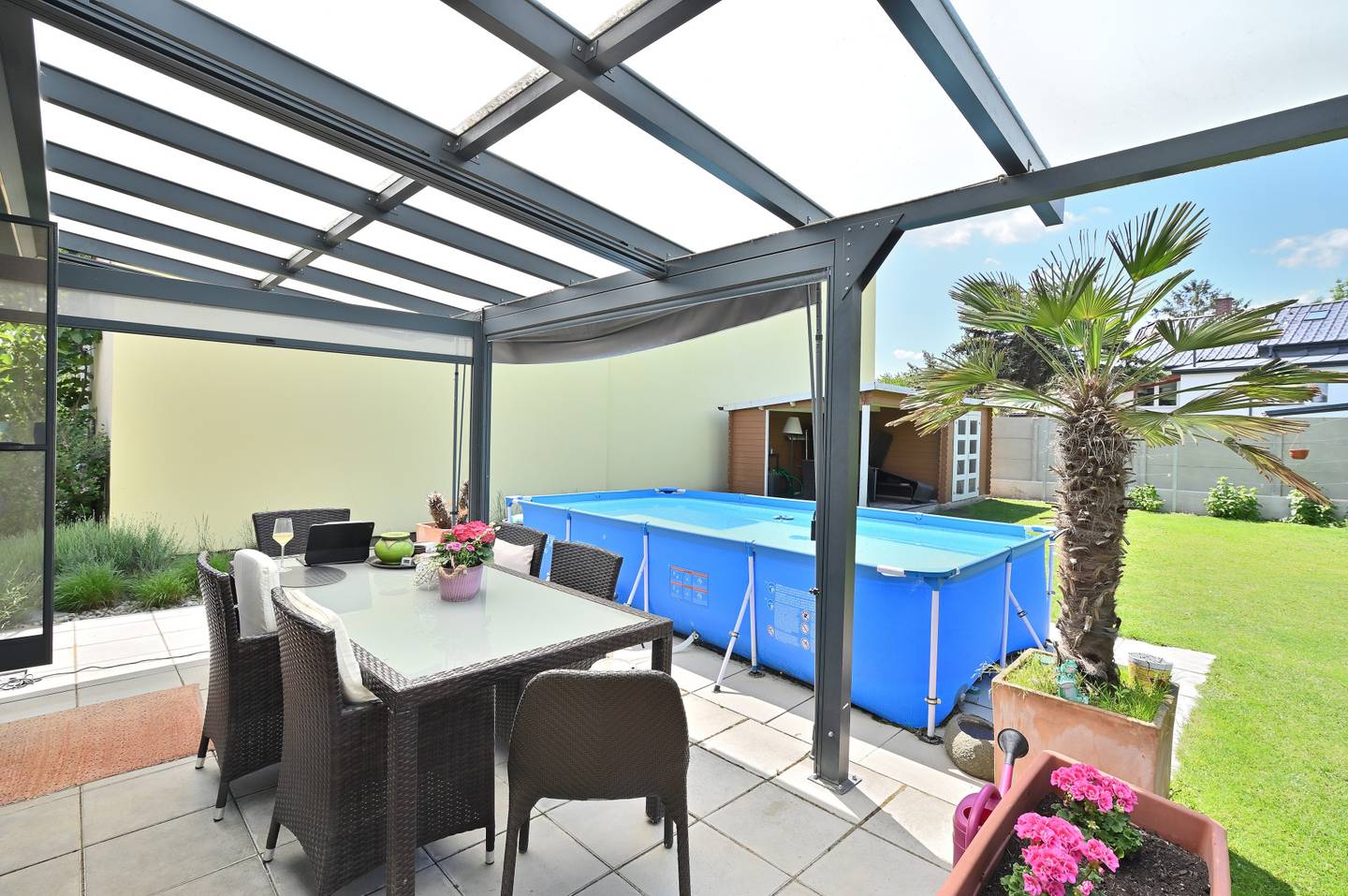 Single family home with sunny garden and parking space