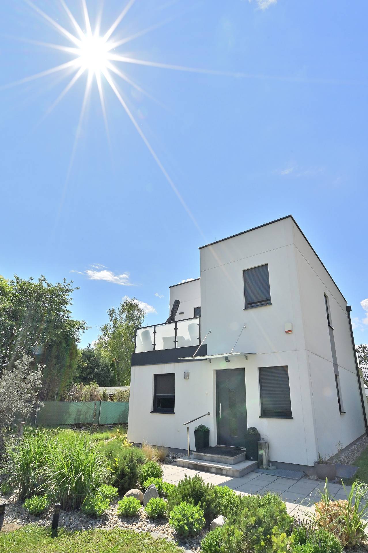 Single family home with sunny garden and parking space