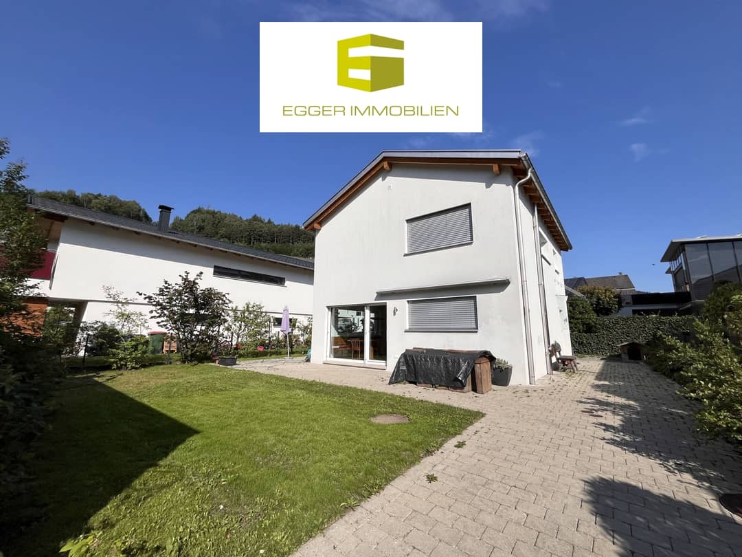 Gepflegtes Einfamilienhaus mit Garten und Carport