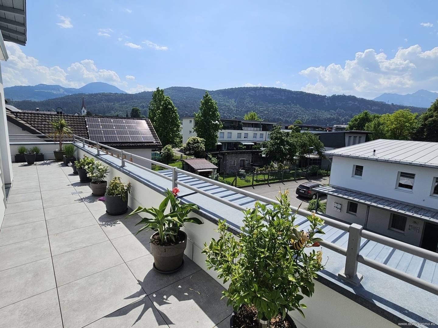 Dachgeschosswohnung mit großer Sonnenterrasse und Tiefgaragenplatz