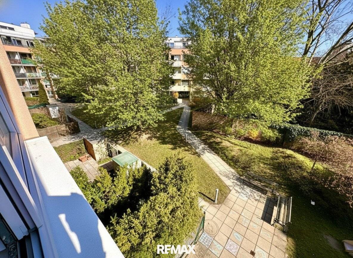 Bright 3-Room Apartment with Loggia and Green View