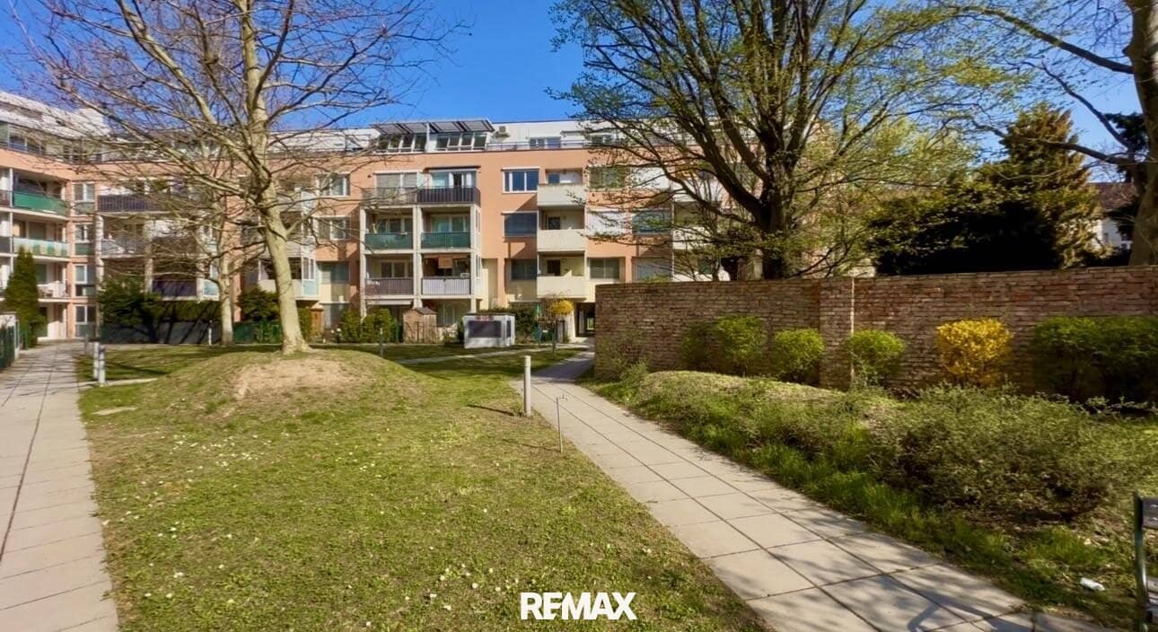Bright 3-Room Apartment with Loggia and Green View