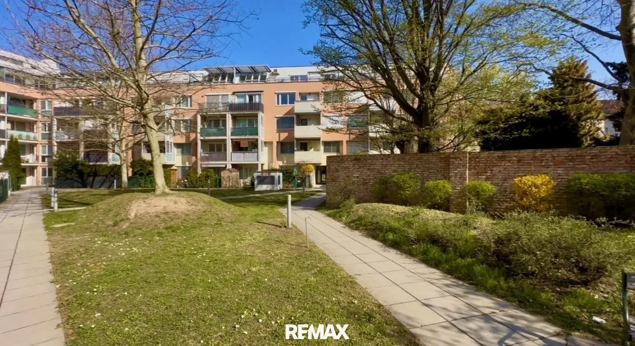 Bright 3-Room Apartment with Loggia and Green View
