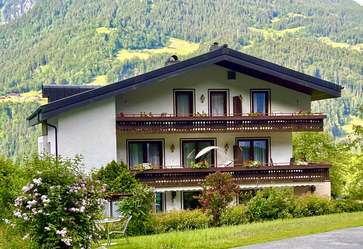 Well maintained apartment with terrace and garden