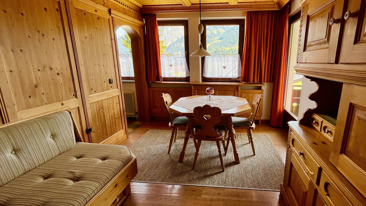 Well maintained apartment with terrace and garden