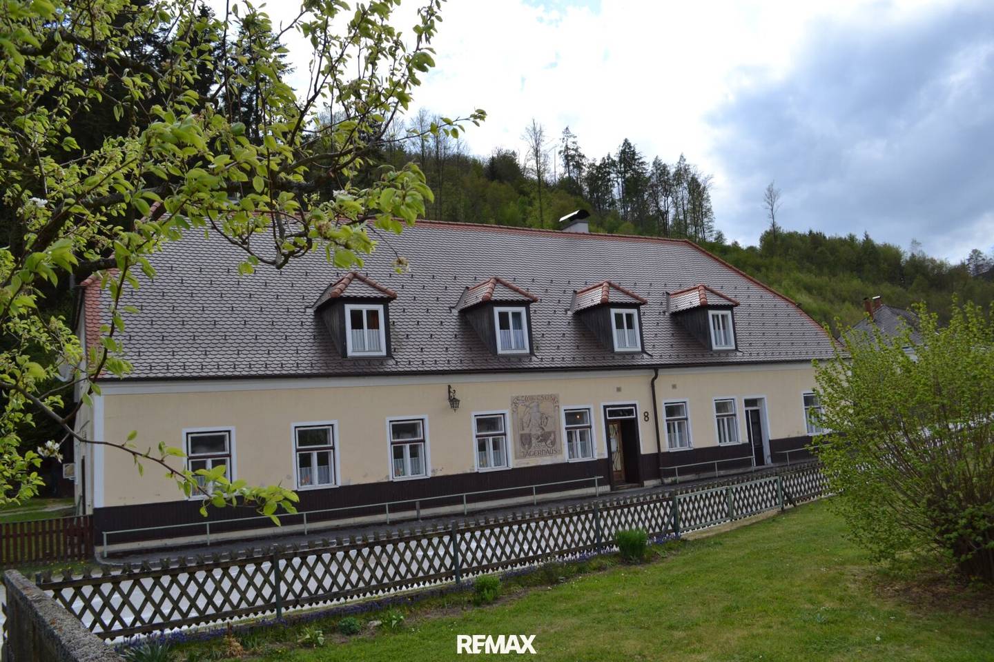 Ehemaliges Jägerhaus mit Saal und Wald am Thayatal
