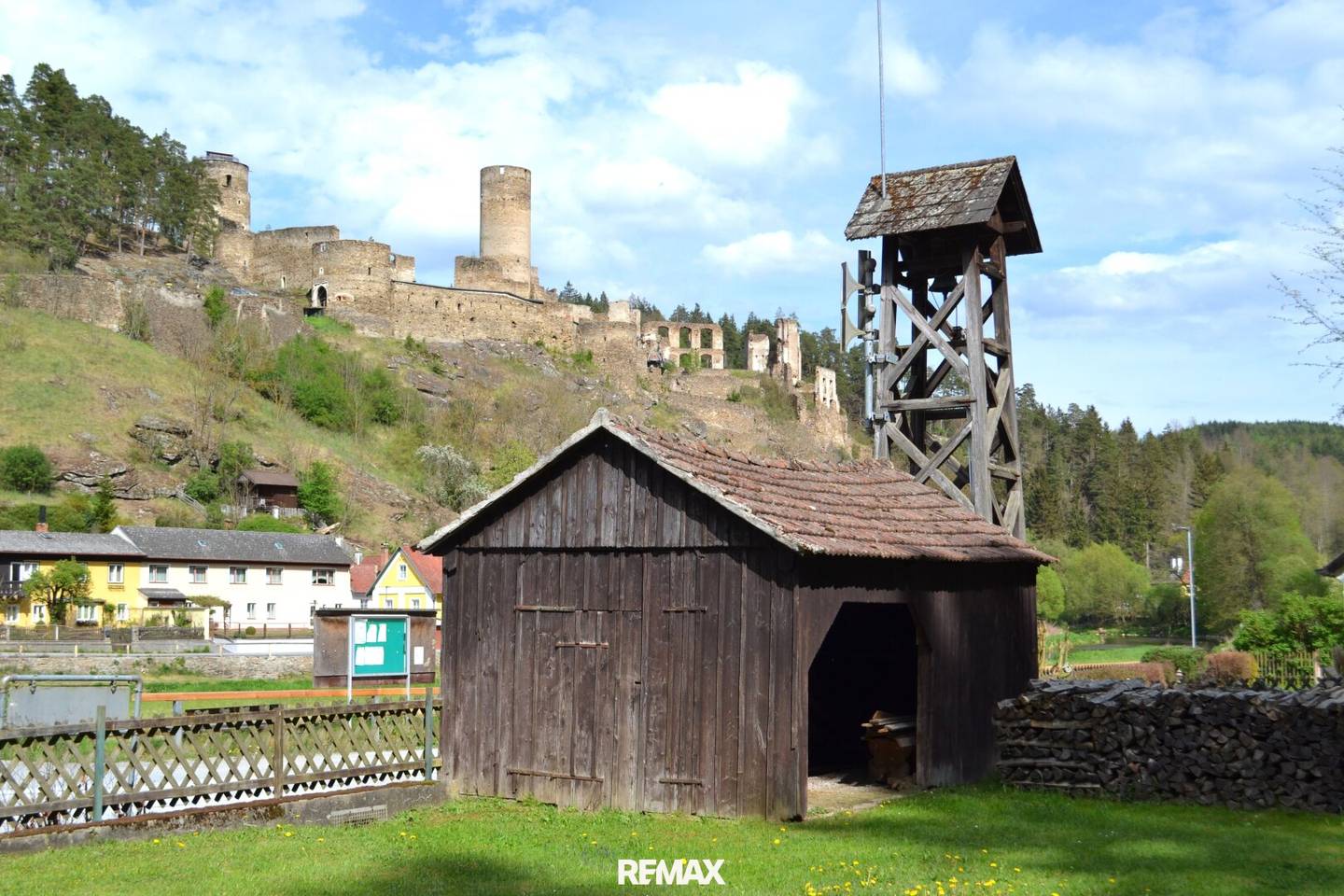 Ehemaliges Jägerhaus mit Saal und Wald am Thayatal