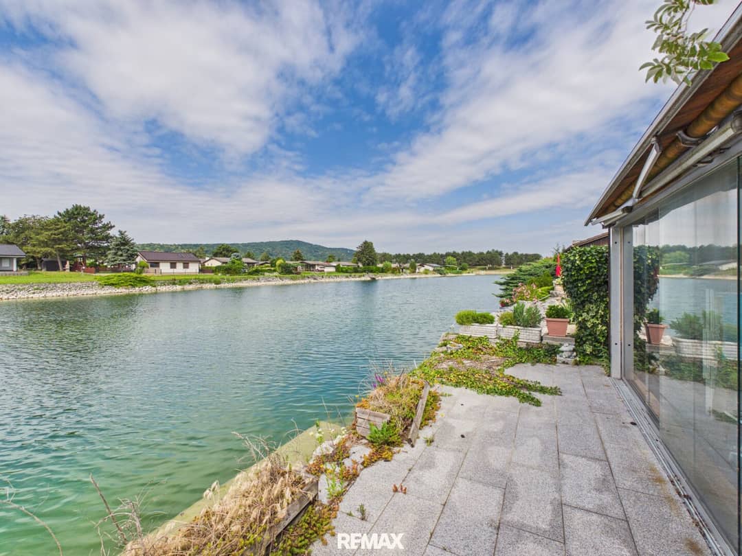 Seebungalow mit Terrasse direkt am Wasser