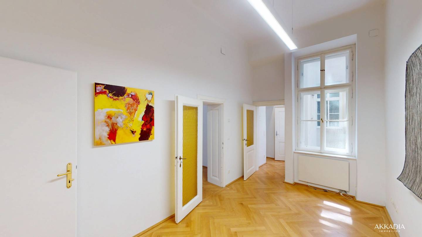 Helle Altbauwohnung am Karlsplatz mit Fischgrätparkett