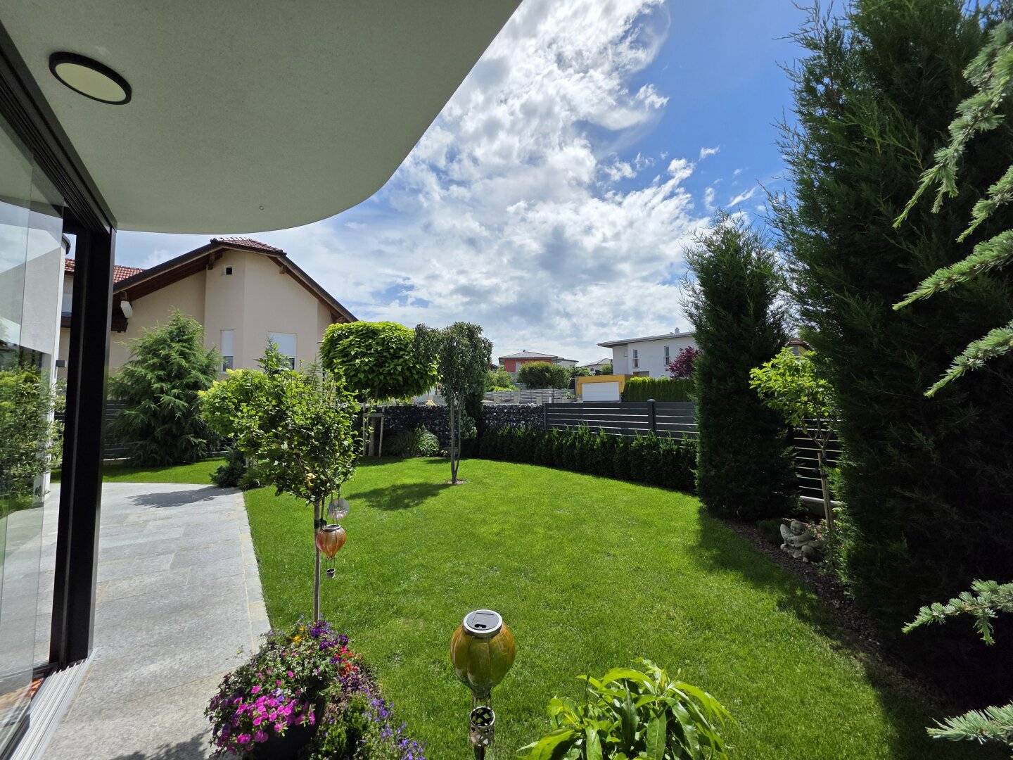 Neuwertige Doppelhaushälfte mit Wintergarten und Garten