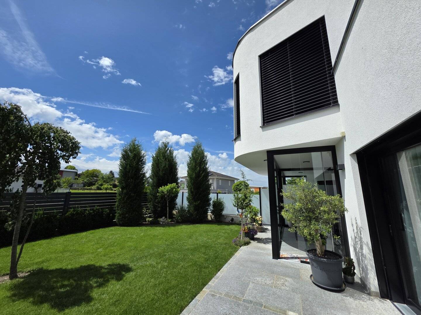 Neuwertige Doppelhaushälfte mit Wintergarten und Garten