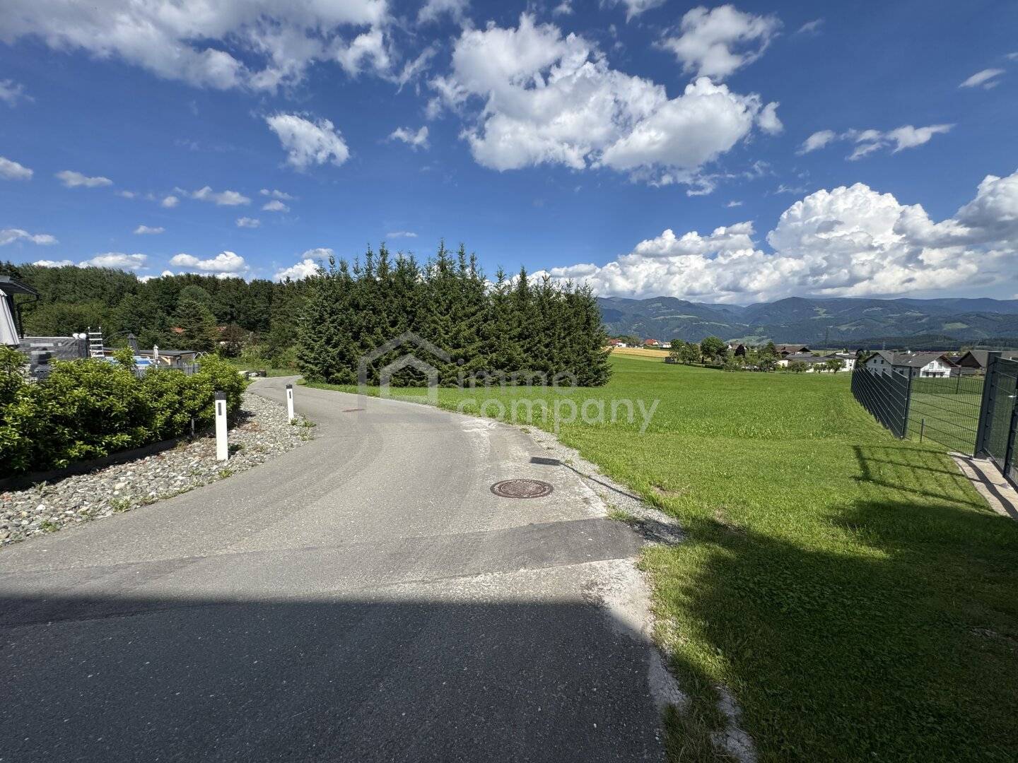 Sonniges Baugrundstück mit Fernblick in ruhiger Hanglage