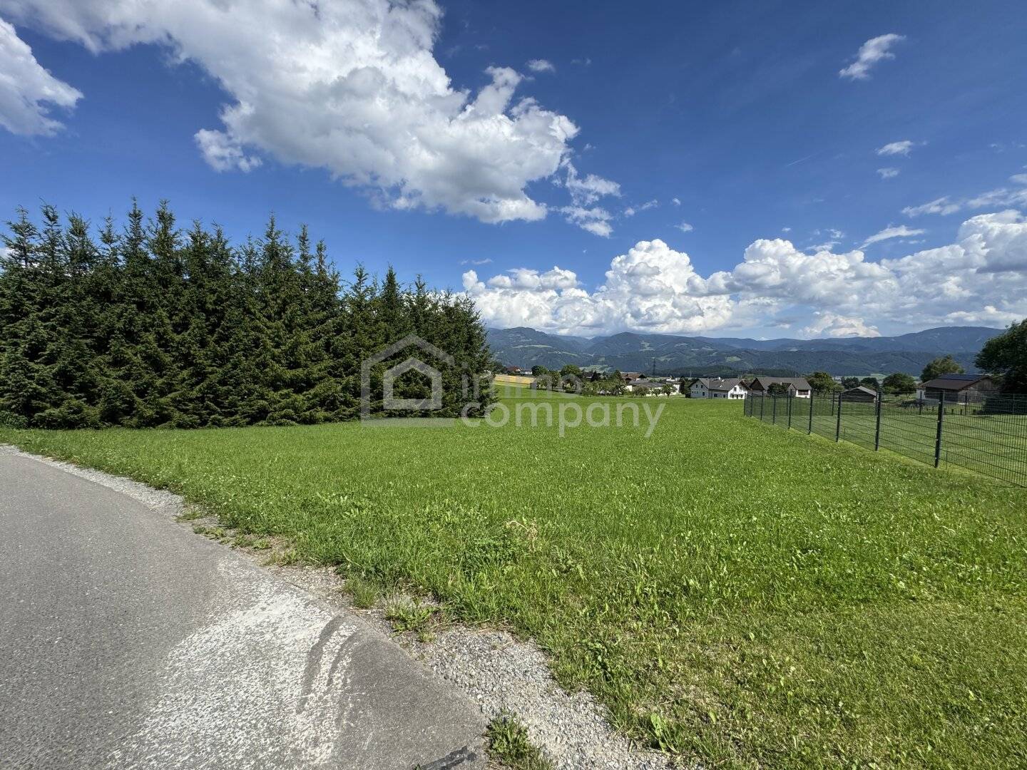 Sonniges Baugrundstück mit Fernblick in ruhiger Hanglage