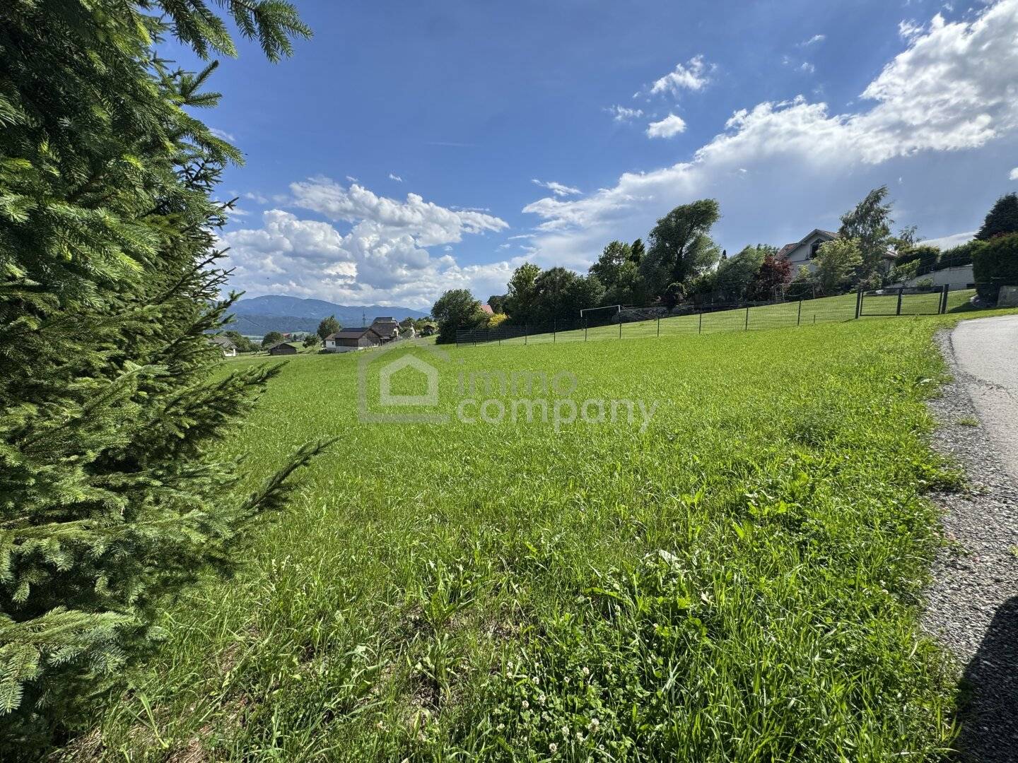 Sonniges Baugrundstück mit Fernblick in ruhiger Hanglage