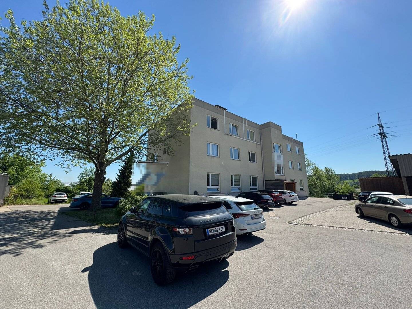 Commercial property with flexible office space in the industrial park