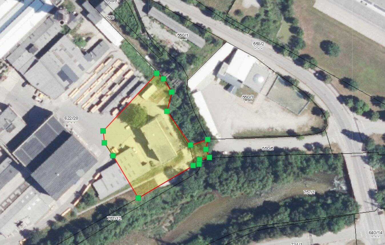 Commercial property with flexible office space in the industrial park
