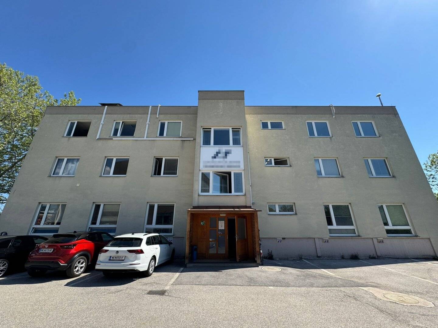 Commercial property with flexible office space in the industrial park