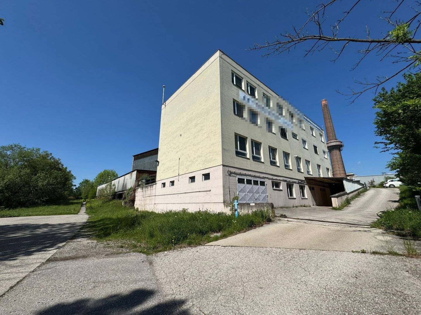 Commercial property with flexible office space in the industrial park