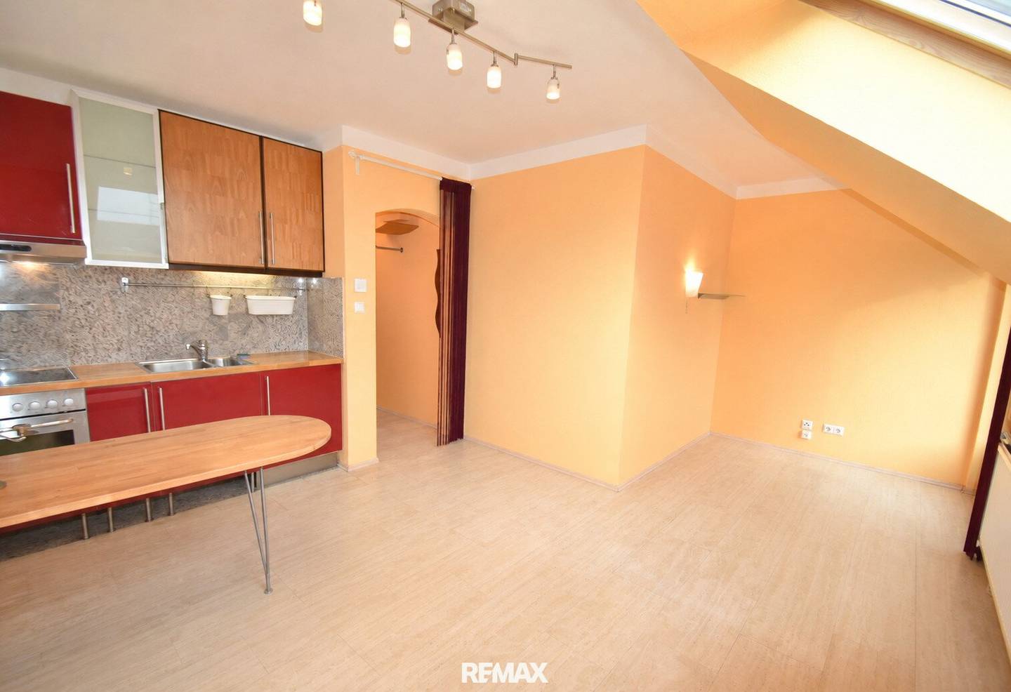 Dachgeschosswohnung mit Balkon und Einbauschränken