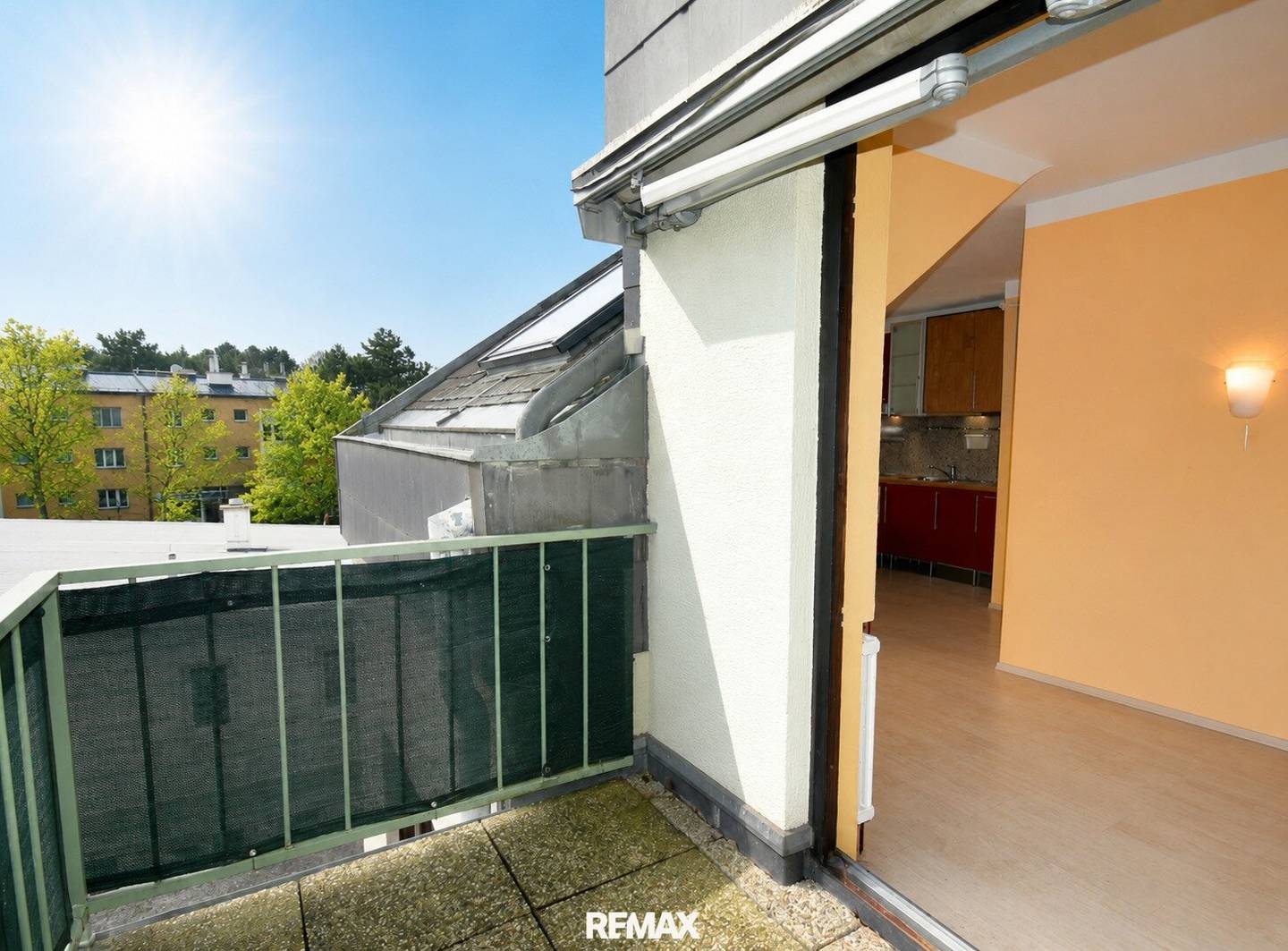Dachgeschosswohnung mit Balkon und Einbauschränken