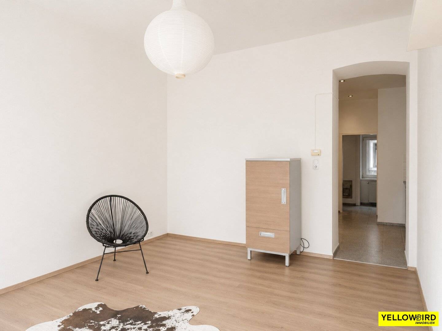 Bright Altbau Apartment with Elevator in Historic Building