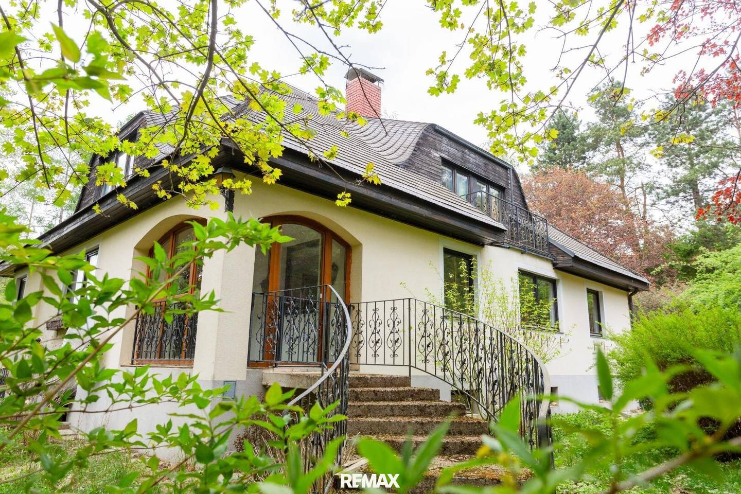 Single family home with park like garden and double garage