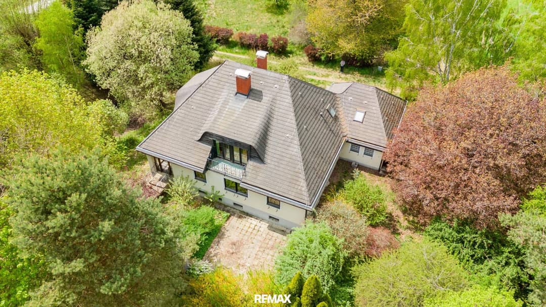 Einfamilienhaus mit parkähnlichem Garten und Doppelgarage