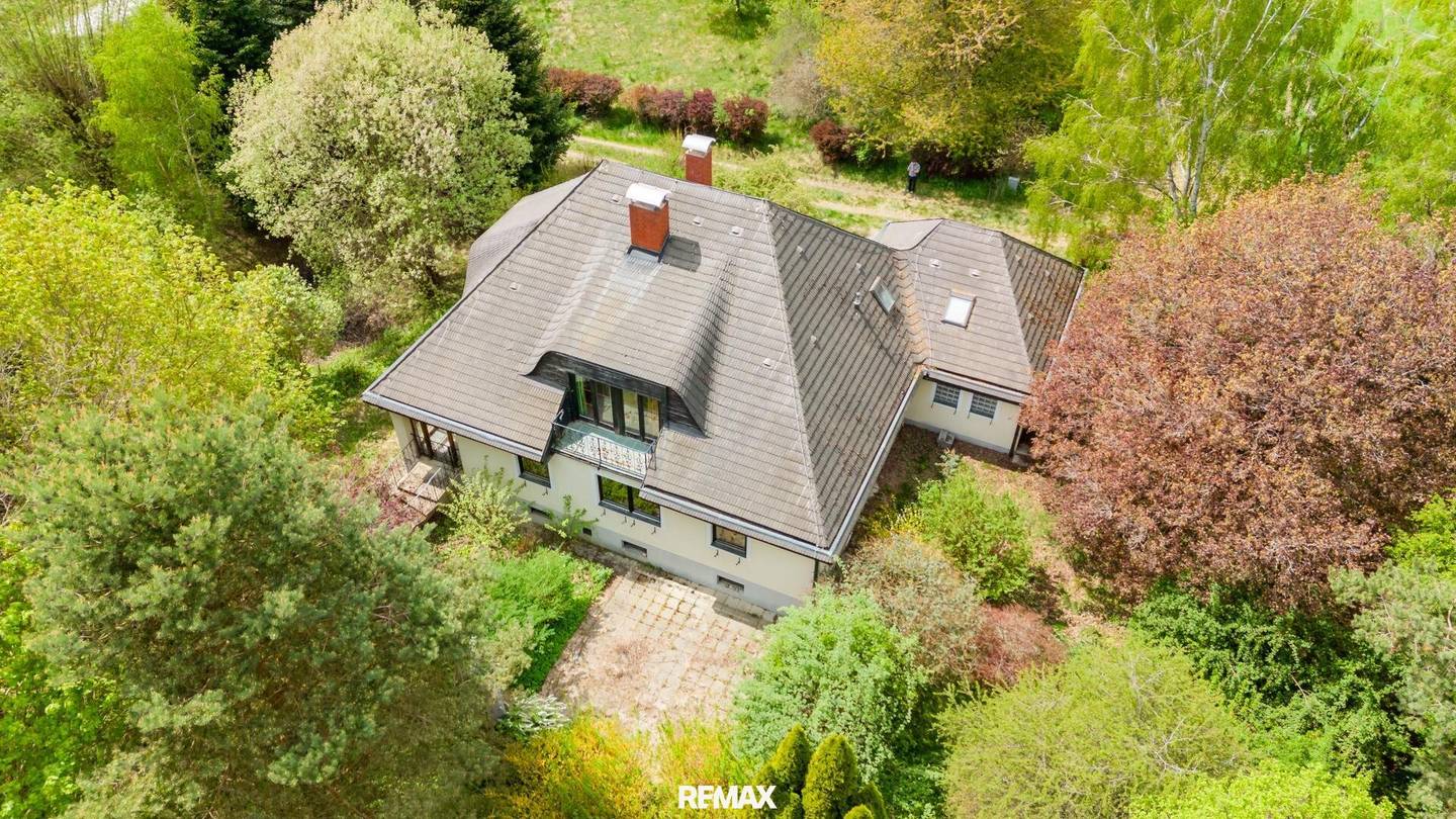 Single family home with park like garden and double garage