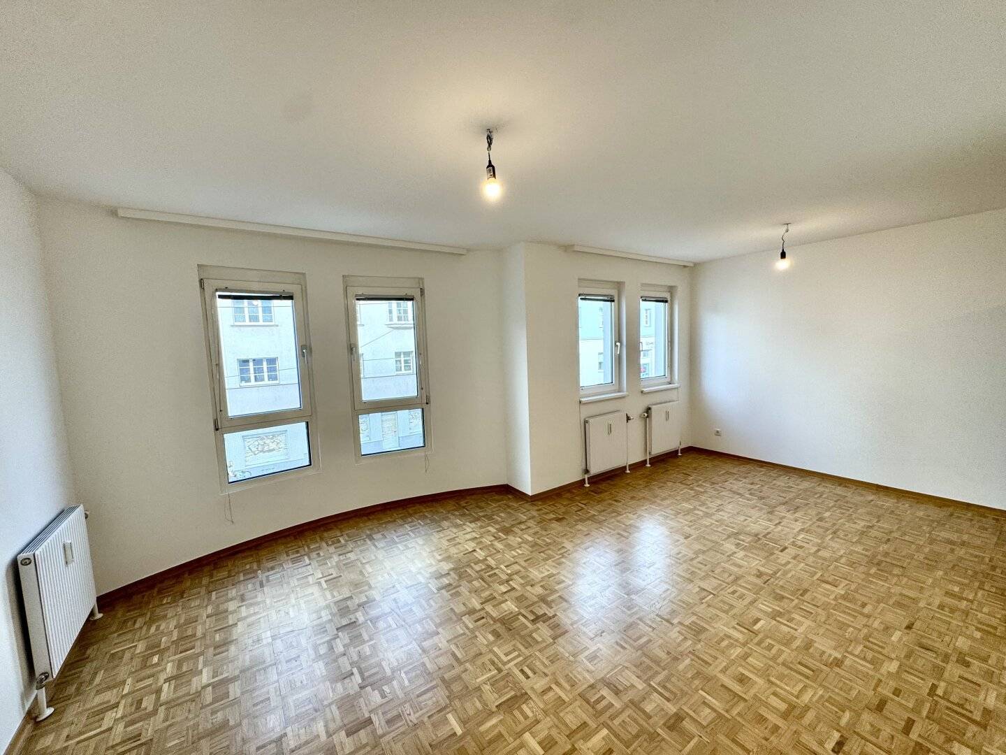 Helle 3 Zimmer Wohnung mit Einbauküche und Balkonblick