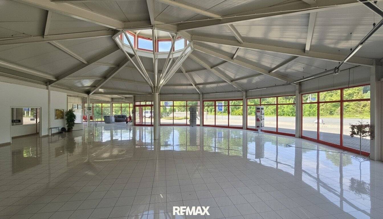 Gewerbehalle mit Außenfläche an frequentiertem Standort