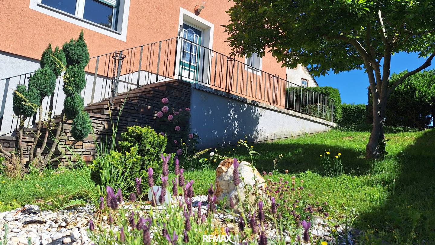 Einfamilienhaus mit Garage und Blick in ruhiger Hanglage