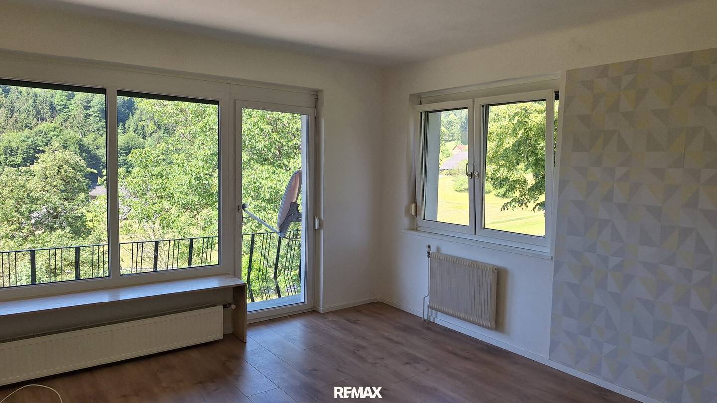 Einfamilienhaus mit Garage und Blick in ruhiger Hanglage