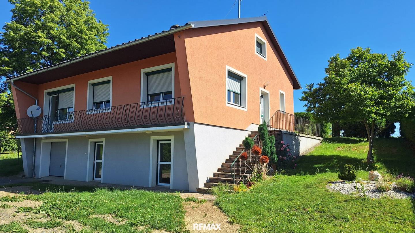 Einfamilienhaus mit Garage und Blick in ruhiger Hanglage