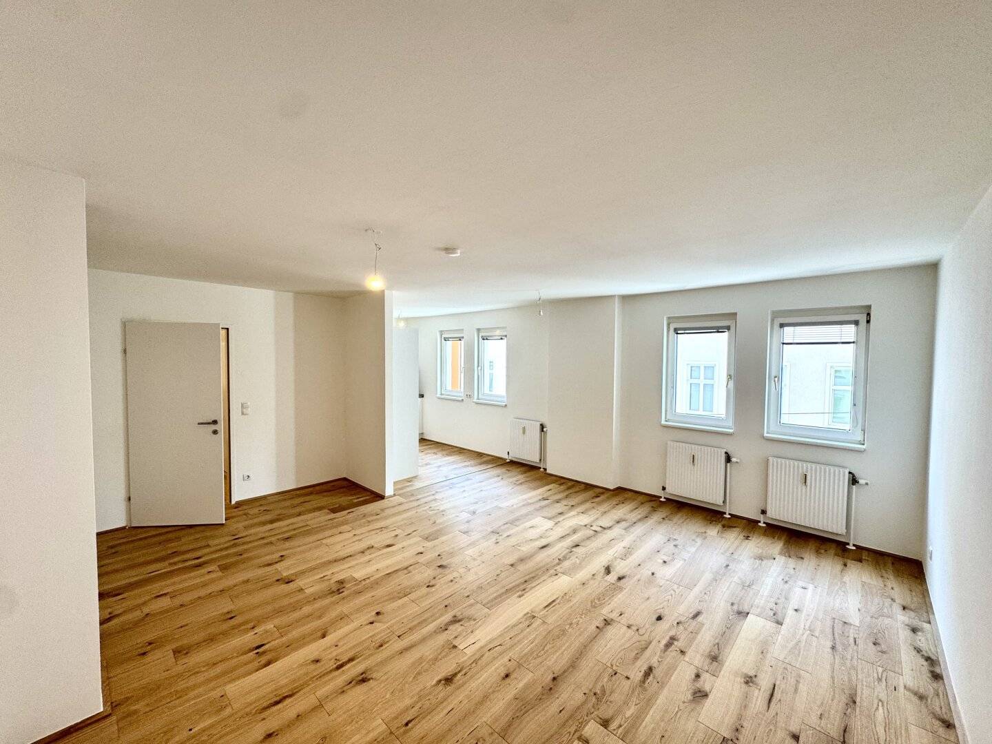 Helle 2 Zimmer Wohnung mit Parkett und Balkon in Meidling