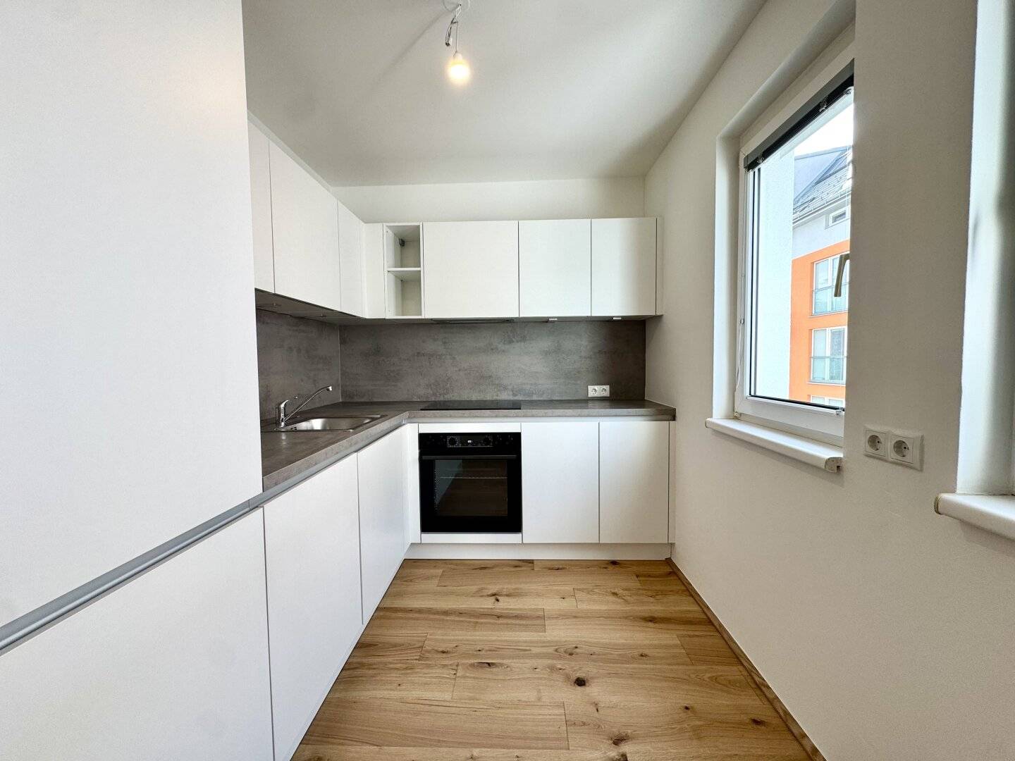 Helle 2 Zimmer Wohnung mit Parkett und Balkon in Meidling