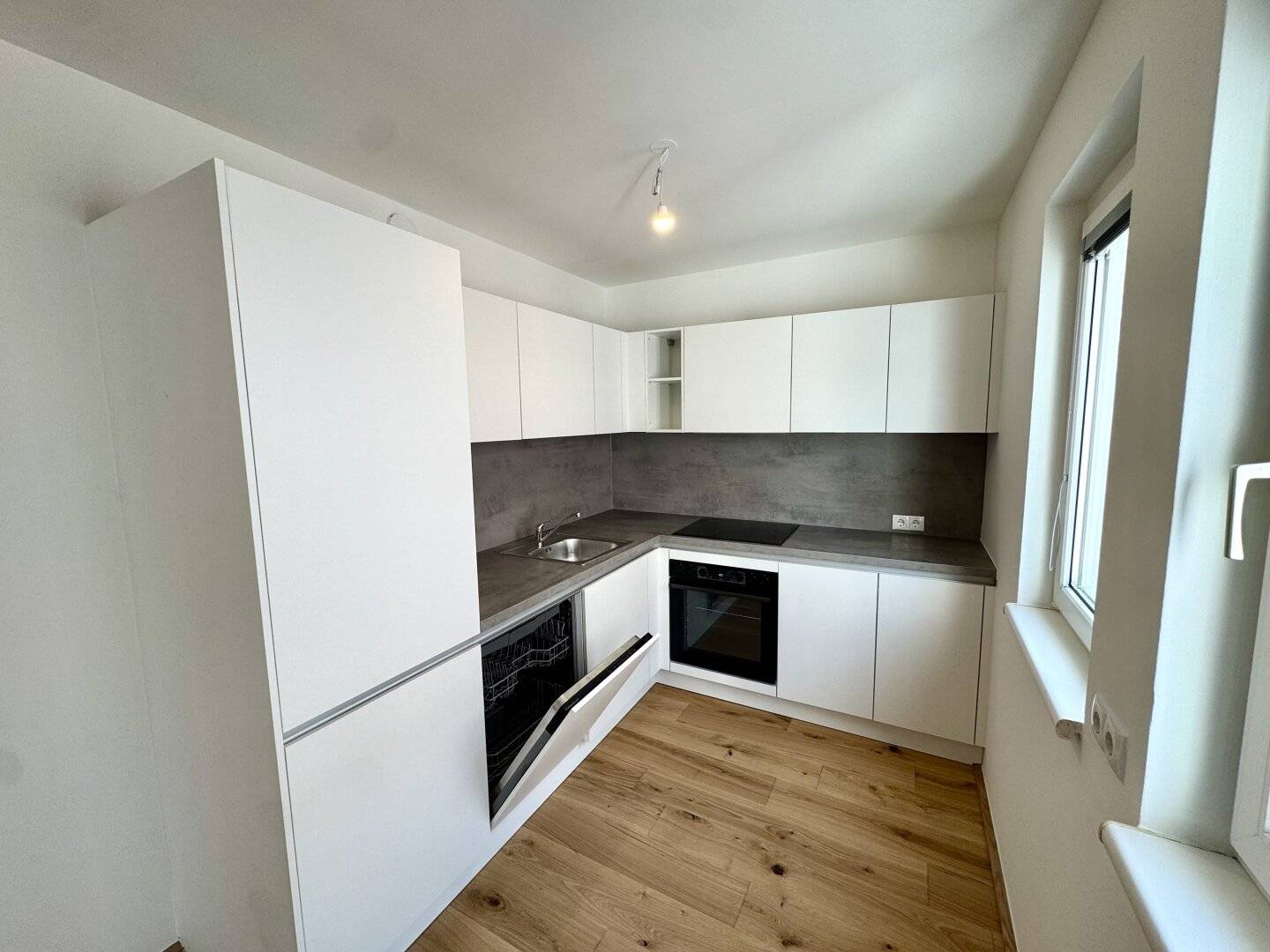 Helle 2 Zimmer Wohnung mit Parkett und Balkon in Meidling