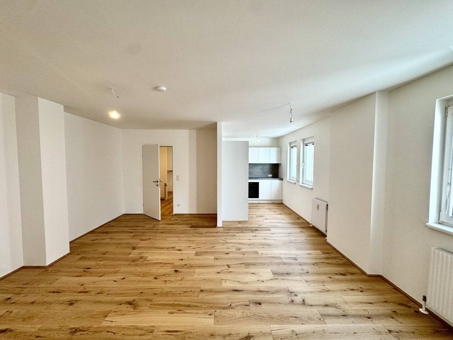 Helle 2 Zimmer Wohnung mit Parkett und Balkon in Meidling