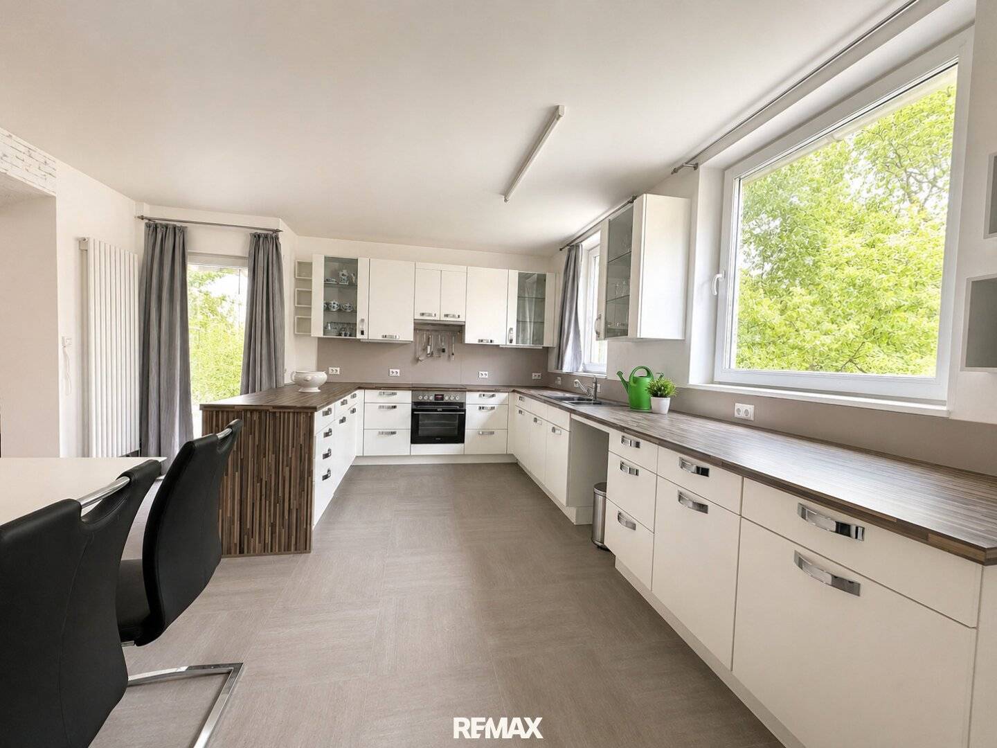 Mehrfamilienhaus mit Gastronomiefläche und Balkon im Zentrum