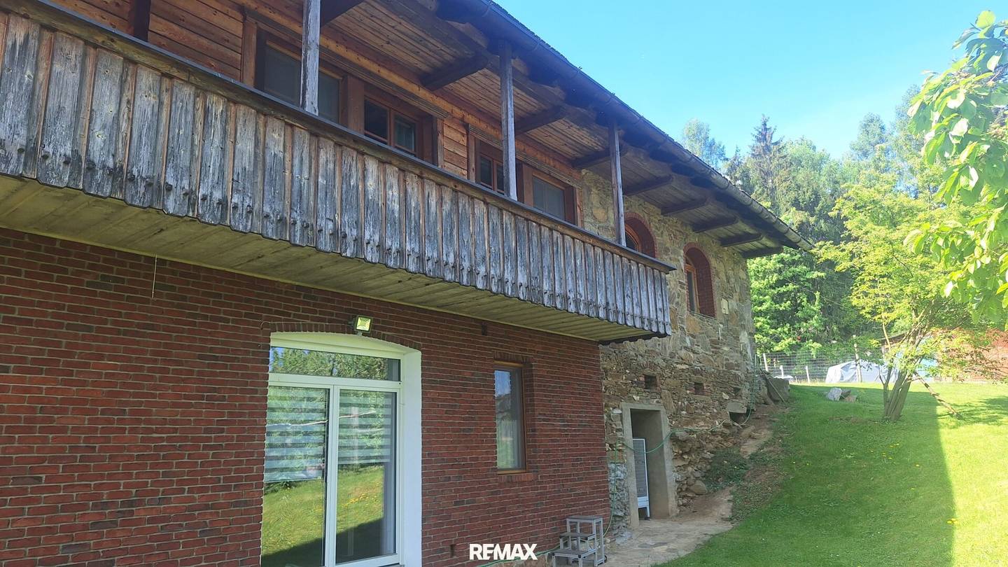 Geräumiges Steinhaus mit Weitblick und großem Grundstück