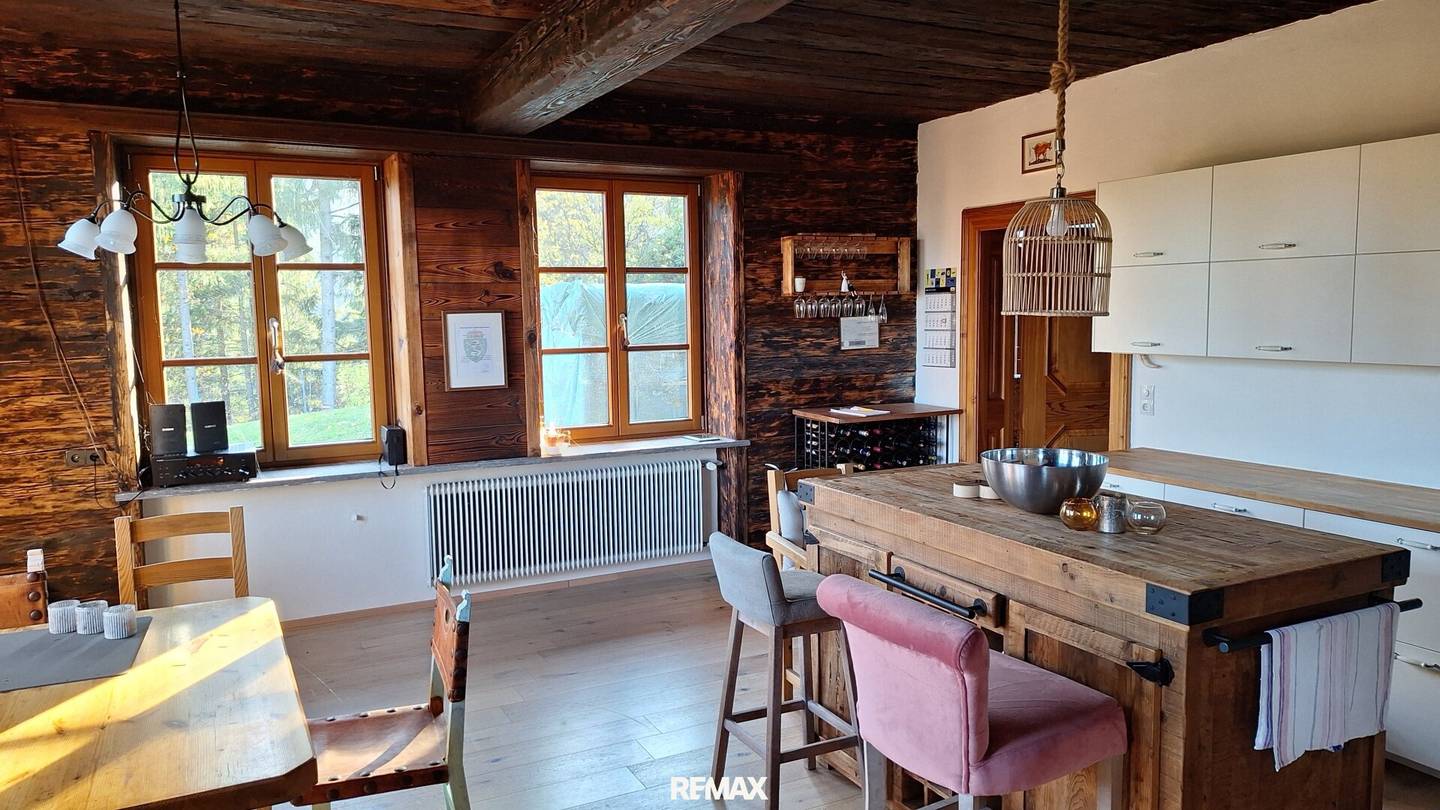 Geräumiges Steinhaus mit Weitblick und großem Grundstück