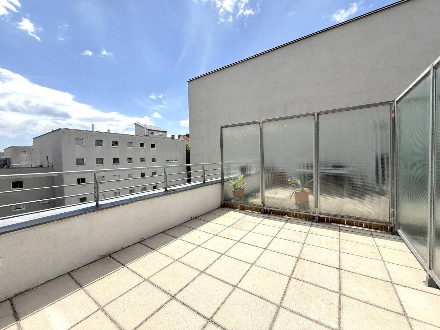Terrassenwohnung mit vollwertiger Einbauküche in aufstrebender Umgebung
