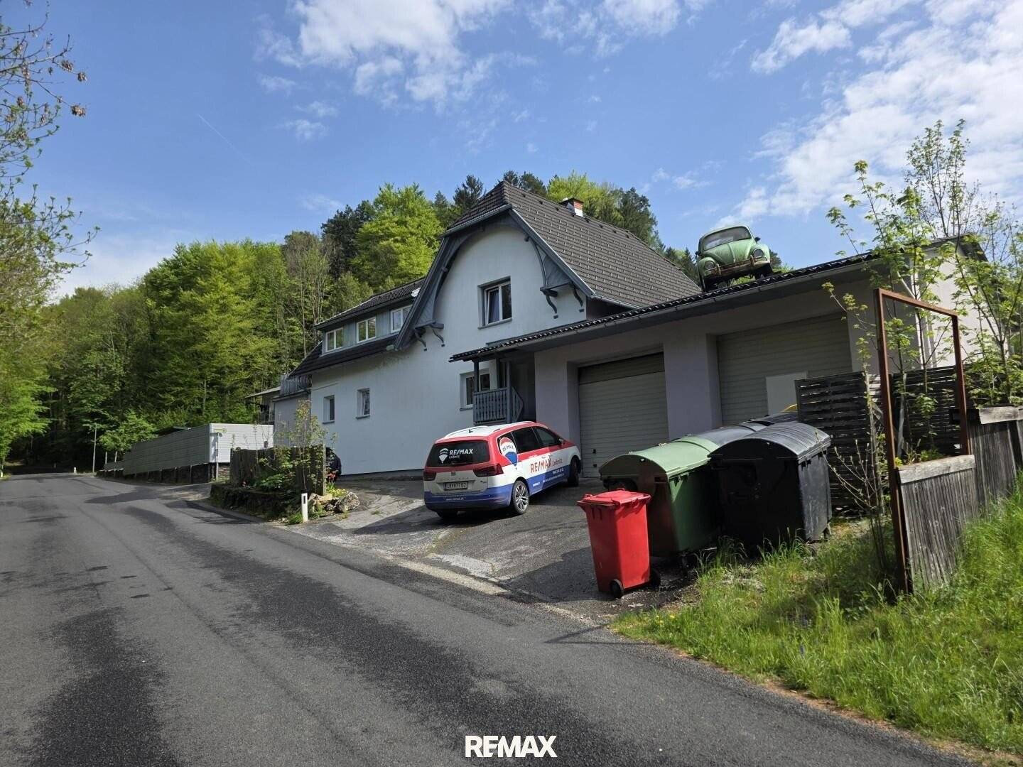 Zinshaus mit zehn Stellplätzen