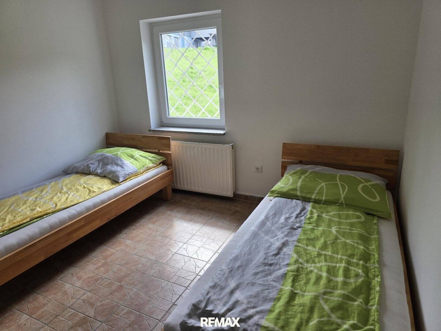 Zinshaus mit zehn Stellplätzen