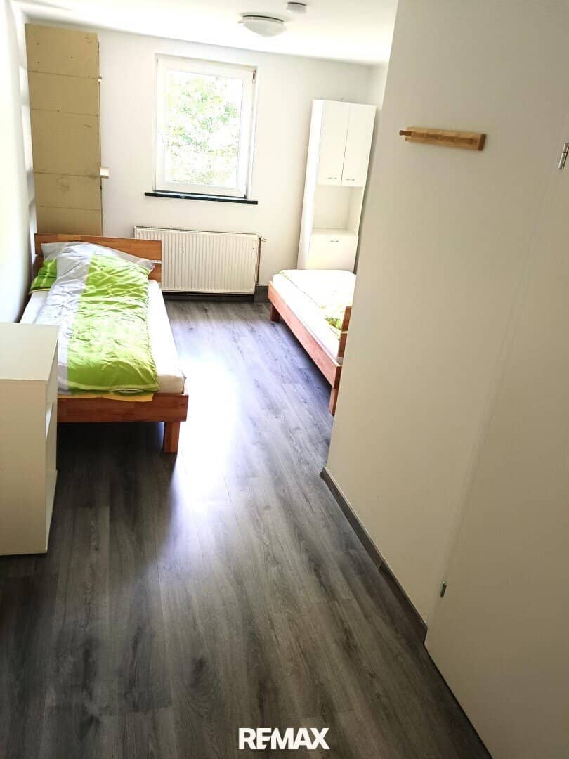 Zinshaus mit zehn Stellplätzen