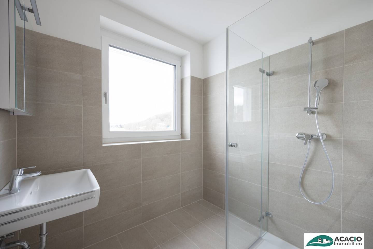 Helle Etagenwohnung mit Eckbalkon und Parkett