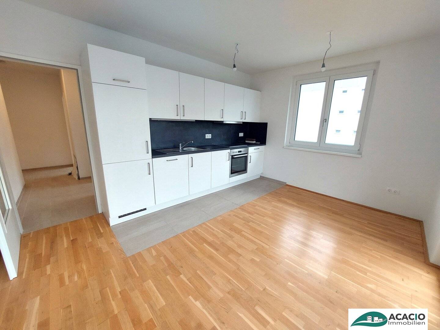 Helle Etagenwohnung mit Eckbalkon und Parkett