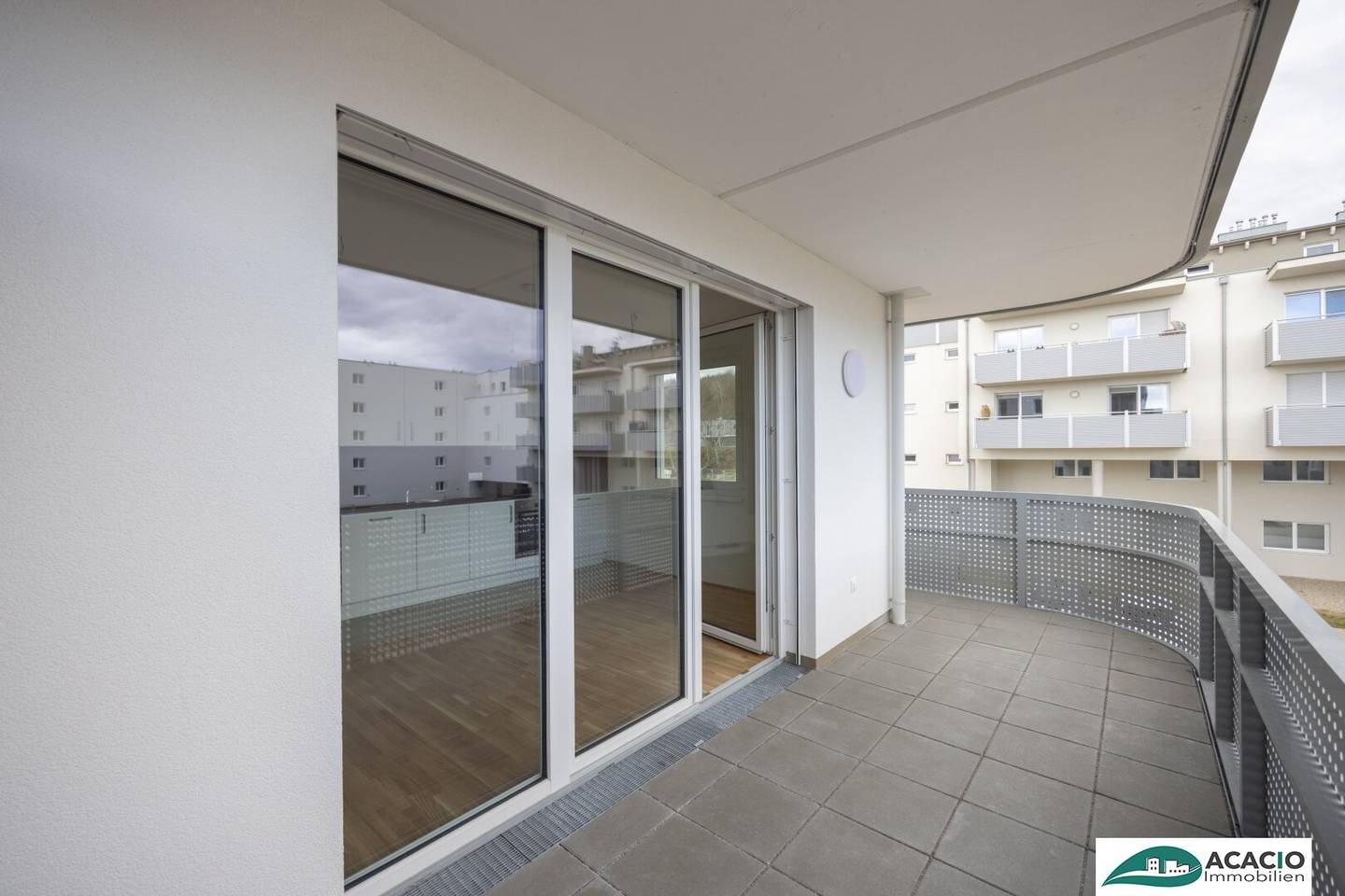 Helle Etagenwohnung mit Eckbalkon und Parkett