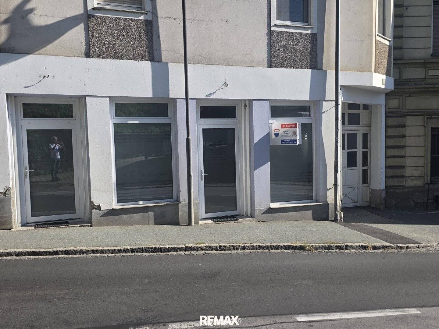 Sanierte Gewerbeeinheit mit moderner Küche